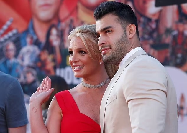 Sau thông tin chồng kém 13 tuổi của  Britney Spears - Sam Asghari đệ đơn ly hôn vào ngày 16/8, ngày 17/8, trên trang cá nhân, Sam viết: "Sau 6 năm yêu thương và gắn bó với nhau, vợ chồng tôi đã quyết định kết thúc hành trình chung sống. Chúng tôi vẫn sẽ giữ tình yêu và sự tôn trọng dành cho nhau. Tôi cầu chúc cho cô ấy những điều tốt đẹp nhất. Tôi nói thêm: 'Điều xấu sẽ xảy ra'. Yêu cầu quyền riêng tư có vẻ vô lý nên tôi sẽ chỉ yêu cầu mọi người, kể cả giới truyền thông, hãy tử tế và thận trọng". (Ảnh: Reuters)