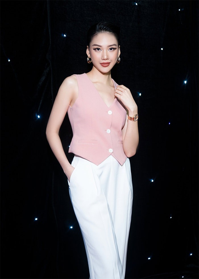 Tân Miss Universe Vietnam 2023  Bùi Quỳnh Hoa gây ấn tượng với người đối diện bởi khuôn mặt đẹp sắc sảo và body vòng nào ra vòng đó.