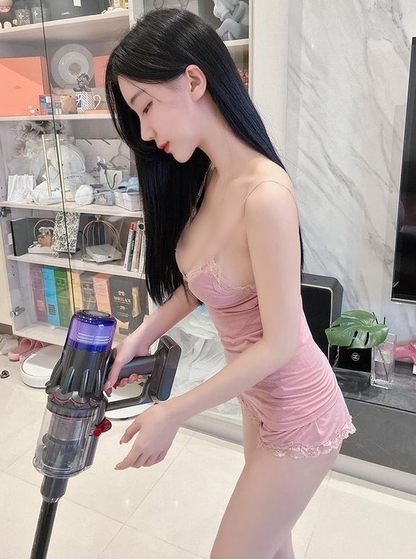 Hình ảnh của  hot girl Hàn Đình khi diện những bộ đồ bó sát, khoe trọn đường cong nóng bỏng khi làm việc nhà được lan truyền với tốc độ chóng mặt.