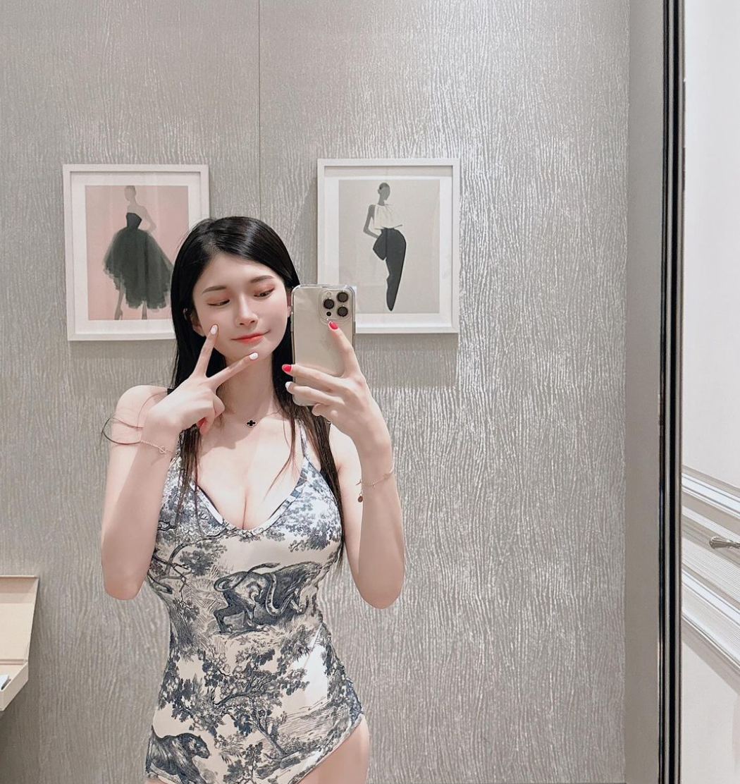 Vivian (sinh năm 1994) là  hot girl nổi tiếng mạng xã hội Đài Loan (Trung Quốc), thu hút 4,8 triệu người theo dõi trên trang Instagram cá nhân.