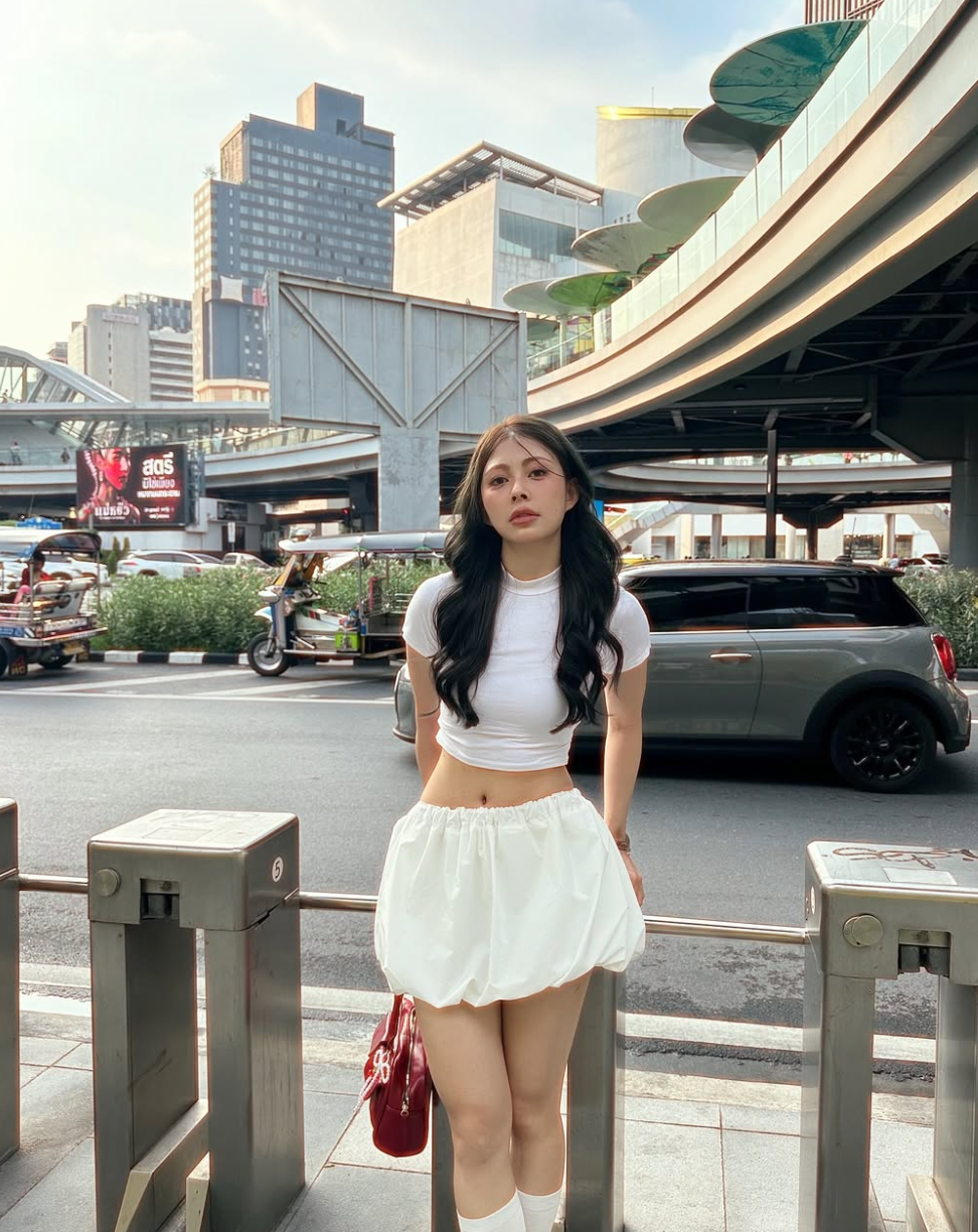 Kyona Teo là  hot girl khá có tiếng tại Malaysia, sở hữu 57.000 người theo dõi trên Instagram.