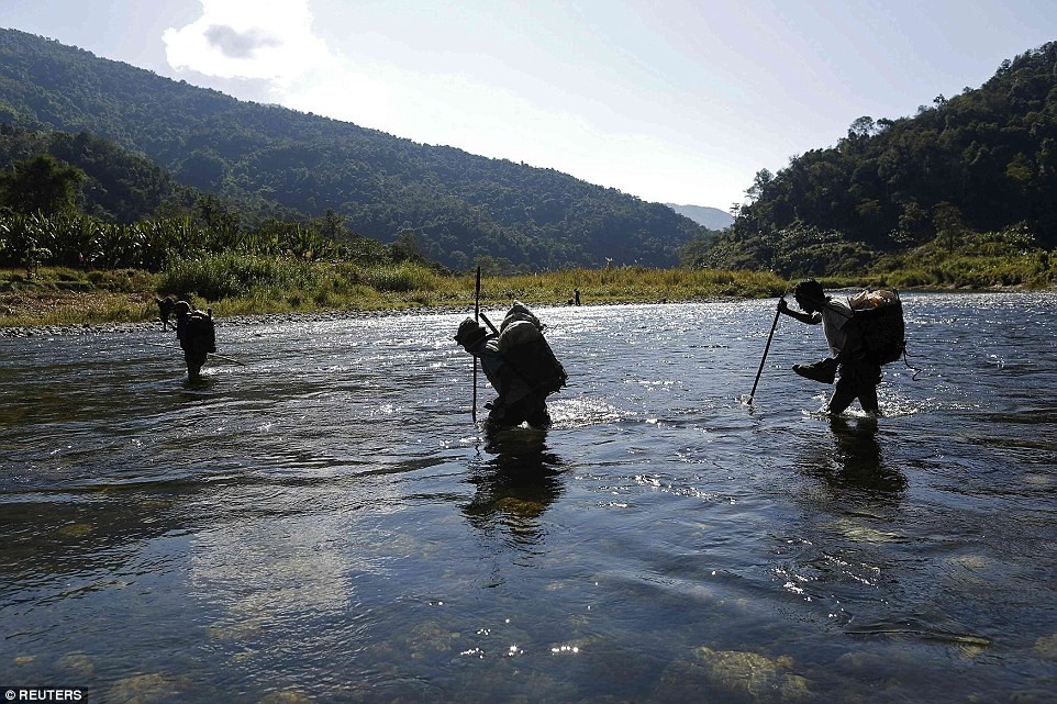   Naga - một tộc người thiểu số ở Myanmar được cho là một trong những bộ tộc người dã man khi săn đầu người và trang trí nhà cửa của họ bằng hộp sọ của kẻ thù. Họ có khoảng 120.000 người sống hoang dã ở Sagaing, phía Tây Bắc Myanmar.   