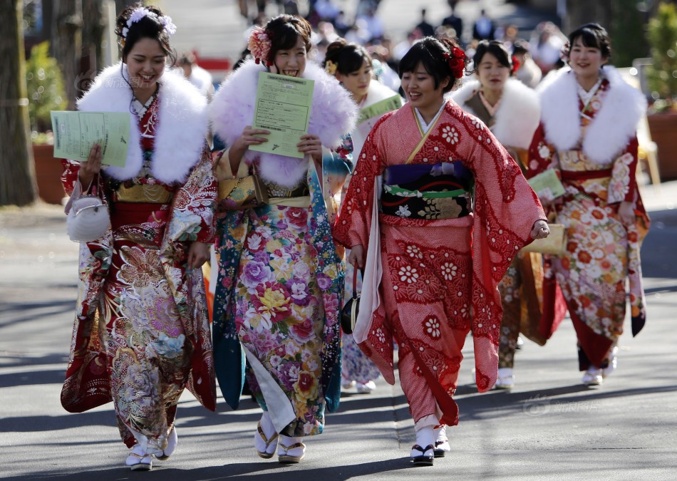 Hàng ngàn  thiếu nữ Nhật Bản xinh đẹp diện kimono rực rỡ sắc hoa, choàng khăn lông trắng, trên đầu cài hoa, tóc búi gọn đang nô nức tới Disneyland Tokyo ở Urayasu, ngoại ô Tokyo, Nhật Bản để tham dự lễ trưởng thành. Đây là một trong những cảnh tượng đặc sắc nhất hàng năm.