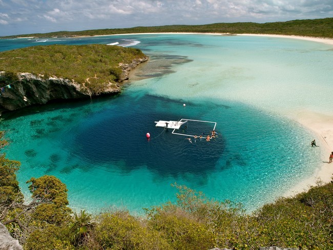 Hố xanh Dean (Long Island, Bahamas) được biết đến là hố xanh sâu nhất hành tinh với độ sâu hơn 200m. Đây cũng là hố nước mặn sâu nhất hành tinh chúng ta.