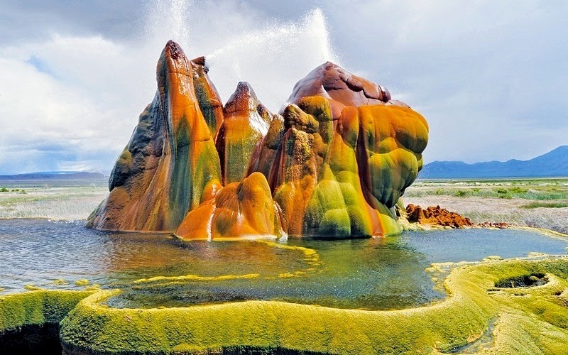 Fly Geyser, hay Fly Ranch Geyser, là một  mạch nước phun bán nhân tạo. Năm 1964, các hoạt động khai thác nguồn năng lượng địa nhiệt tại nơi đây đã vô tình tạo ra Fly Geyser.