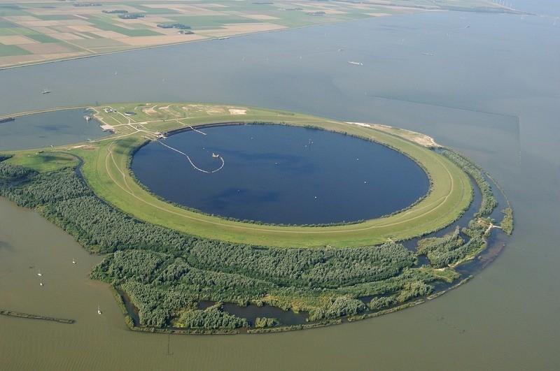 IJsseloog hay còn gọi là “Eye of Ijssel” là một hố tròn khổng lồ nằm giữa hồ Ketelmeer cửa sông IJssel, tỉnh Flevoland, Hà Lan.  Hồ nước thải này rộng tới 1km, sâu 45m và hoạt động với chức năng là một bể chứa bùn bị ô nhiễm được nạo vét từ đáy hồ.