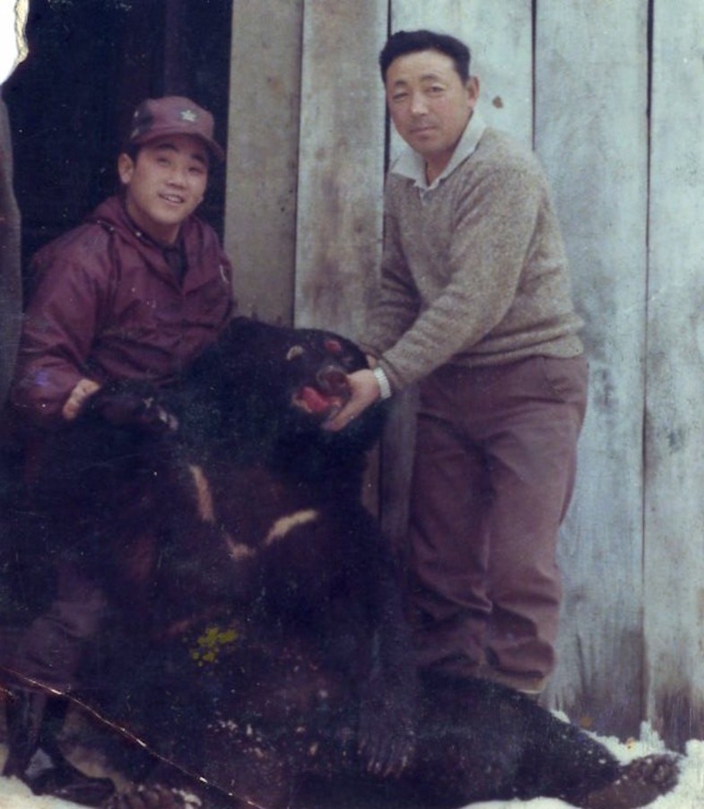 Ryozo Sato là một thành viên của bộ tộc Matagi thợ săn người Nhật. Ngoài săn bắn nai, họ còn săn cả gấu khi có cơ hội. Đây là một trong số những con  gấu bị săn bắn đáng thương do Sato hạ gục tháng 12/1966.