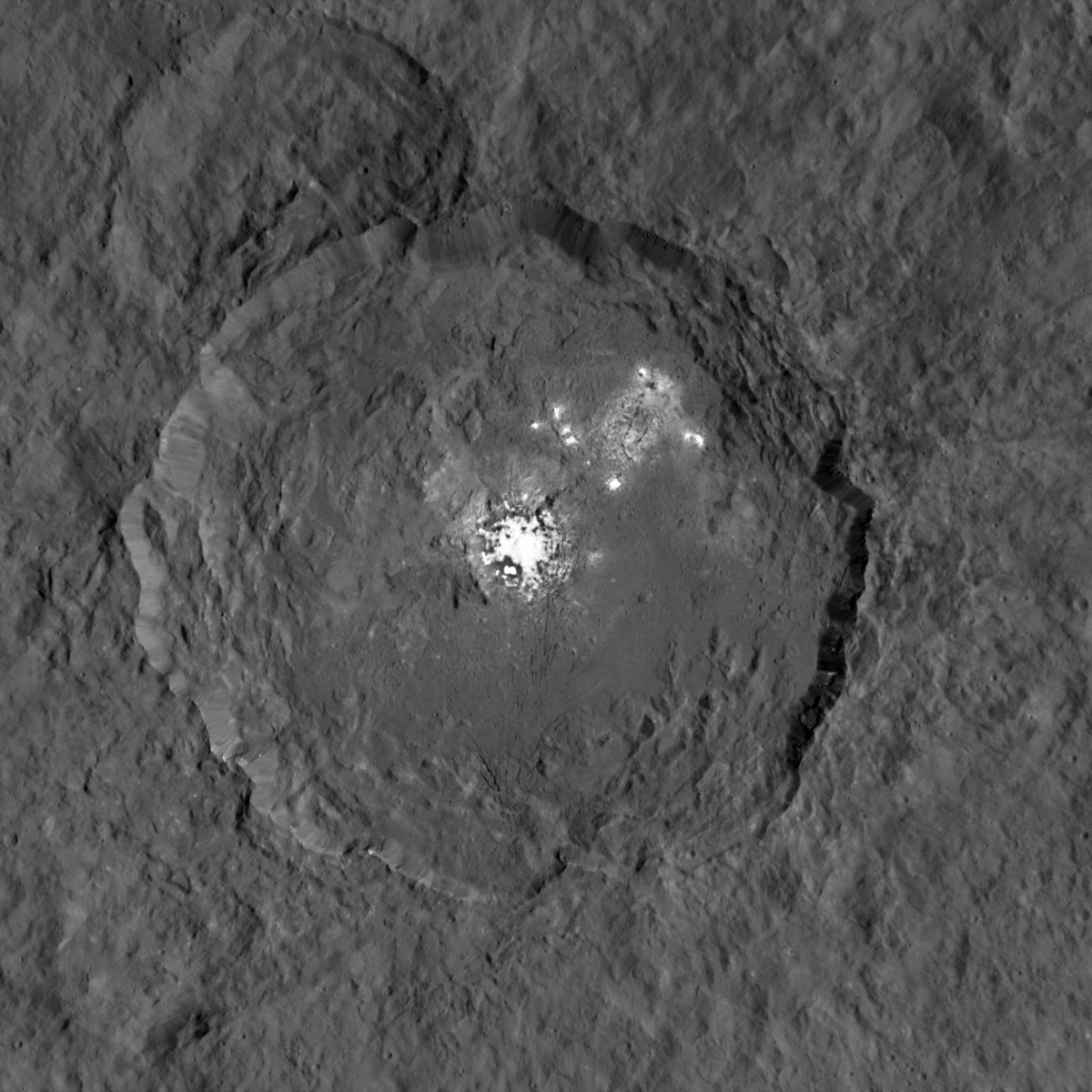 Ceres là tiểu hành tinh lớn nhất trong hệ Mặt trời, do tàu vũ trụ Dawn của NASA khám phá vào năm 2015. Trong ảnh là một đốm sáng kỳ lạ vừa được phát hiện trên  hành tinh lùn Ceres. Nguồn ảnh: Space.com.