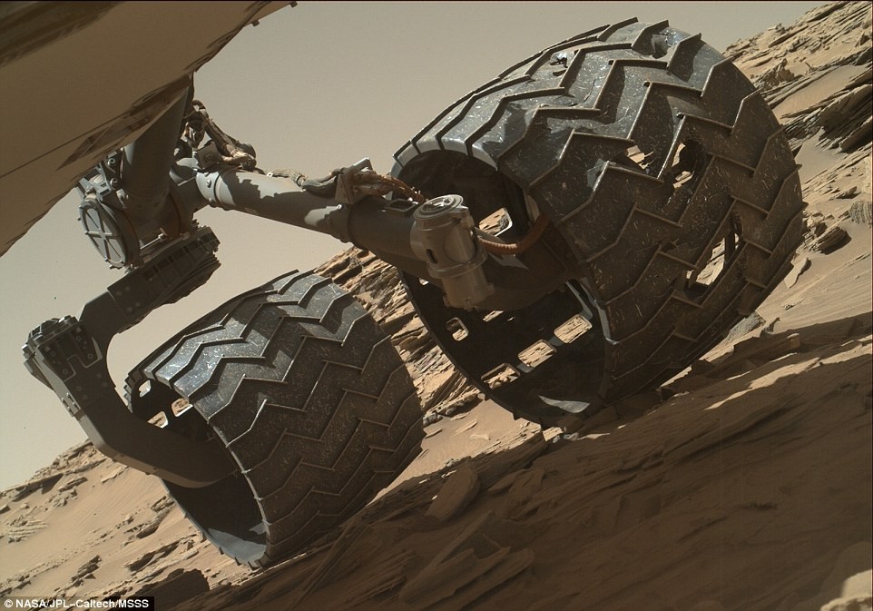 Những bức ảnh mới về hành tinh Đỏ này do tàu vũ trụ Curiosity Rover của NASA thực hiện ở  cao nguyên Naukluft trên sao Hỏa. Nguồn ảnh: Dailymail.