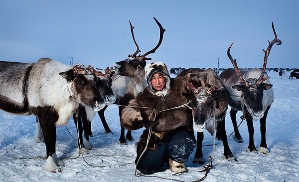 Người thuộc  bộ tộc Eskimo có da nâu nhạt, tóc đen, thẳng, mắt đen, khuôn mặt to và gò má cao. Trang phục phổ biến nhất của họ là áo khoác lông có mũ, gọi là Parka. Họ đi bốt dày 2,3 lớp và dùng găng tay lông cừu. Tất cả các sản phẩm đều được làm thủ công.