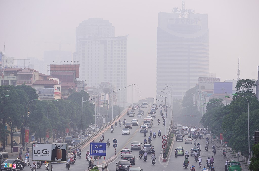 Sương mù là hiện tượng hơi nước trong khí quyển ngưng kết lại thành những hạt nước nhỏ li ti lơ lửng trong không khí. Ở Việt Nam, hiện tượng này thường xảy ra thường xuyên vào các tháng từ cuối mùa thu đến cuối mùa xuân, nhưng nhiều và mạnh nhất vào các tháng mùa đông.