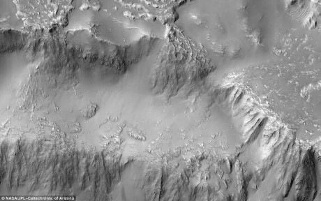 Tàu  vũ trụ Mars Reconnaissance Orbiter của NASA khám sát qua địa chất bề mặt sao Hỏa và phát hiện ra nhiều cấu trúc lạ, đặc thù. Hệ thống thác dung nham, khổng lồ, đẹp mắt với những tạo hình ấn tượng xuất hiện sau phía đông bắc một miệng núi lửa cổ đại trên sao Hỏa, rất giống với thác Niagara trên Trái đất. Nguồn ảnh: Dailymail.  