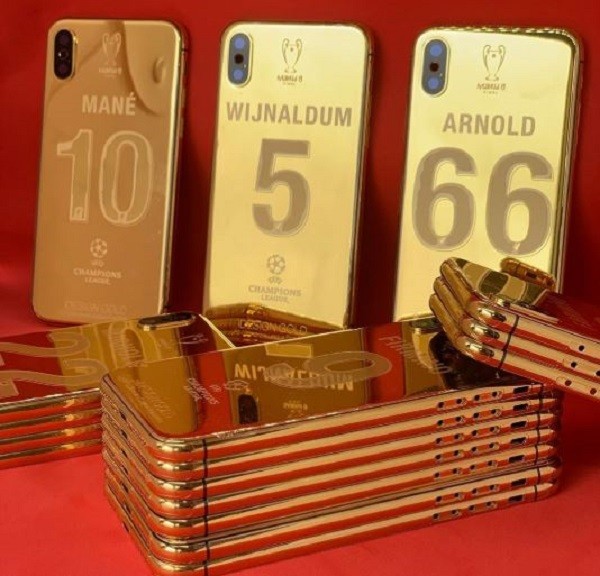 27 chiếc iphone X mạ vàng 24K là phần thưởng đặc biệt mà các cầu thủ đội hình Liverpool và huấn luyện viên trưởng Jurgen Klopp nhận được từ iDesign sau khi giành chức vô địch C1 mùa giải 2018-2019. Ảnh: Instagram