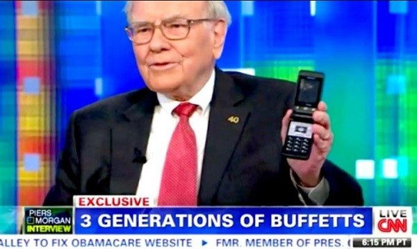 Dù là cổ đông sở hữu 5,5% cổ phần Apple, thế nhưng,  tỷ phú thế giới Warren Buffett lại khá thờ ơ với dòng điện thoại iPhone của hãng này. Mới đây, trong một show truyền hình của CNBC, vị tỷ phú này đã gây bất ngờ khi chia sẻ mình đang sở hữu một chiếc điện thoại Samsung nắp gập với giá bán chỉ... 20 USD (khoảng 400.000 đồng).