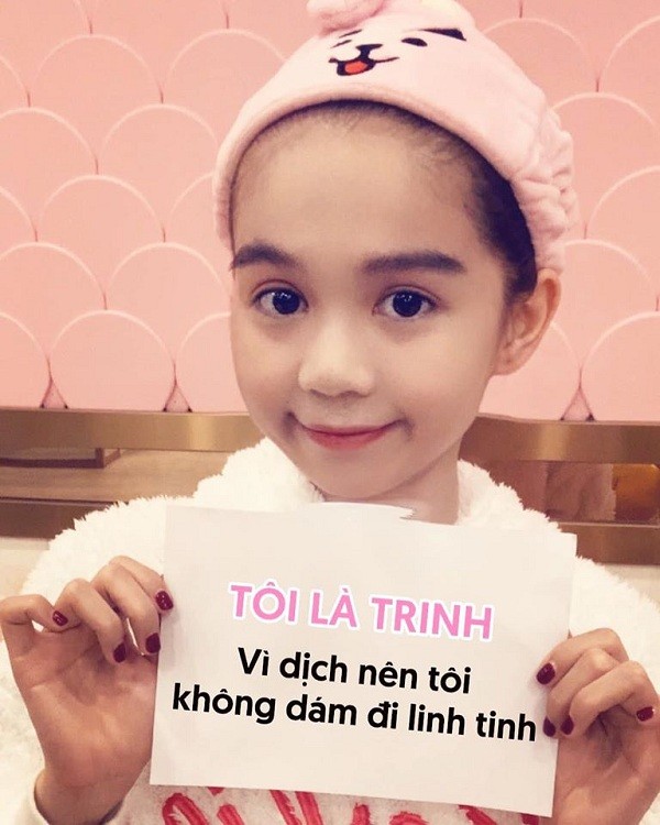 Ngọc Trinh là một trong số sao Việt "đu trend" theo trào lưu khẩu hiệu gieo vần đang hot nhất mạng xã hội những ngày gần đây. Thông điệp được ghi lên giấy, người thực hiện chụp ảnh cùng và đăng tải lên mạng xã hội.