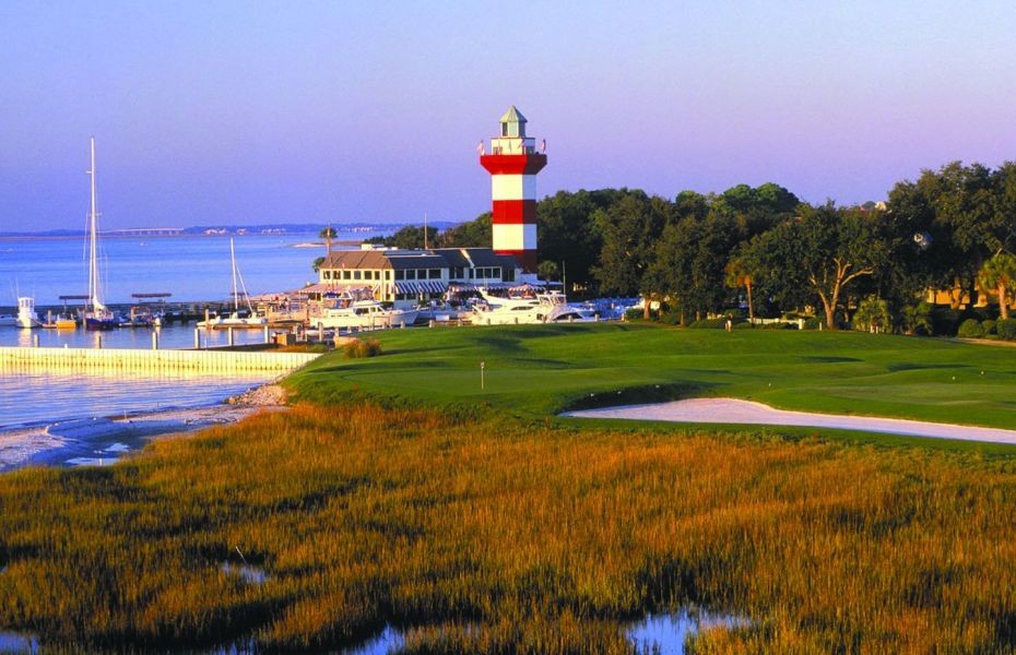  Sân golf nổi tiếng thế giới Harbor Town Golf Links tọa lạc tại khu nghỉ dưỡng The Sea Pines Resort, sát biển Pines Plantation, South Carolina, miền đông nước Mỹ. Đây cũng là một trong 5 sân golf được sử dụng thường niên cho các giải đấu của PGA Tour suốt hơn 50 năm, từ năm 1969 đến 2019.