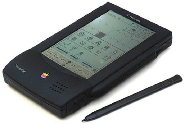 Trước khi iPhone và iPad ra đời, Apple từng có một thiết bị có thiết kế như...cục gạch mang tên Apple Newton. Đây được xem là nỗ lực đầu tiên của hãng này đối với lĩnh vực thiết bị trợ giúp người dùng kĩ thuật số.