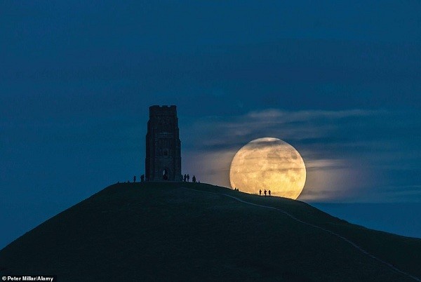 Hình ảnh ấn tượng được ghi lại trên ngọn đồi Glastonbury Tor, Somerset, Anh. Lúc này siêu trăng xuất hiện có kích thước khổng lồ tương đương tháp St.Michael tại Glastonbury.