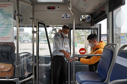 Đối với các tuyến xe bus nội đô, tất cả hành khách lên xe đều phải  khử khuẩn tay và đeo khẩu trang trước khi lên xe.