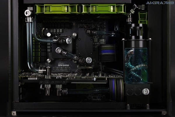 Bộ case m-atx khá gọn gàng là tác phẩm của moder lấy nghệ danh Akira749, nhìn qua thì trông không có vẻ gì đáng sợ.