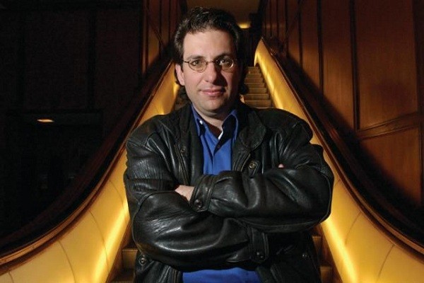 Bộ Tư pháp Mỹ coi Kevin Mitnick (SN 1963, nickname The Condor – Chim ưng, The Darkside Hacker – Tin tặc mặt tối) là ''tội phạm máy tính bị truy nã gắt gao nhất lịch sử nước Mỹ''. Mitnick từng đột nhập mạng máy tính của hãng Digital Equipment, xâm nhập hệ thống cảnh báo quốc phòng, sau nhiều năm tù tội hacker khét tiếng này trở thành nhà tư vấn và điều hành công ty tư vấn bảo mật.