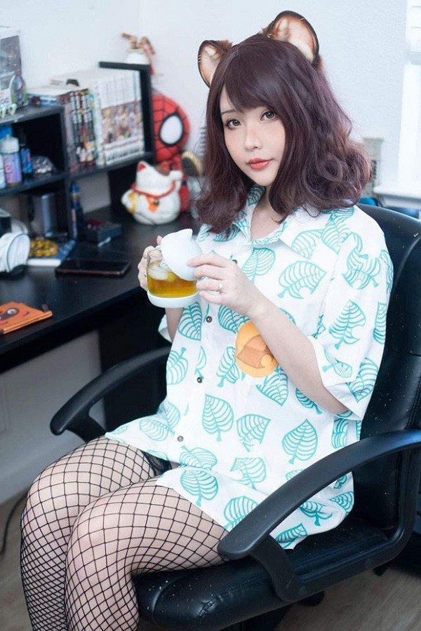 Hana Bunny hay còn có tên là Hana Đinh là một trong những cosplayer nổi tiếng và được nhiều người biết đến với những màn hóa thân siêu bốc lửa. Cô đã có rất nhiều màn cosplay những nhân vật trong game nổi tiếng như Tifa của Final Fantasy và Ada Wong của Resident Evil.