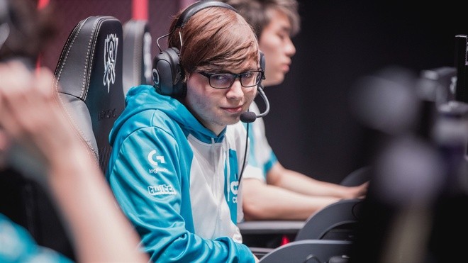 Zachary "Sneaky" Scuderi, xạ thủ nổi tiếng của Cloud9, được khán giả nhớ đến không chỉ nhờ tài năng trên đấu trường công lý mà còn thông qua những màn  cosplay biến ảo.