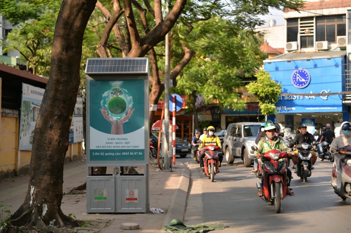 Thời gian vừa qua, đường phố Hà Nội được dựng lên nhiều bốt thùng rác kiểu mới.