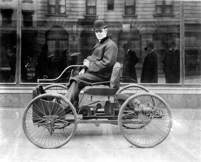 Chiếc xe đầu tiên mà Henry Ford thiết kế trong ga ra của mình năm 1896 được gọi là Ford Quadricycle. Nó chạy bằng xăng và di chuyển bằng 4 lốp xe đạp. Sau thành công này, Henry Ford quyết định thành lập Công ty Ford Motor vào năm 1903.