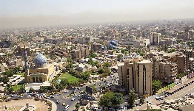 Baghdad, thủ đô của Iraq. Thành phố lâu đời này nằm dọc con sông Tigris, được thành lập vào thế kỷ 8. Nơi đây đóng vai trò là trung tâm văn hóa, thương mại và trí tuệ quan trọng trong thế giới người Hồi giáo. Thành phố này được coi là một địa điểm quan trọng trên con đường tơ lụa nổi tiếng.