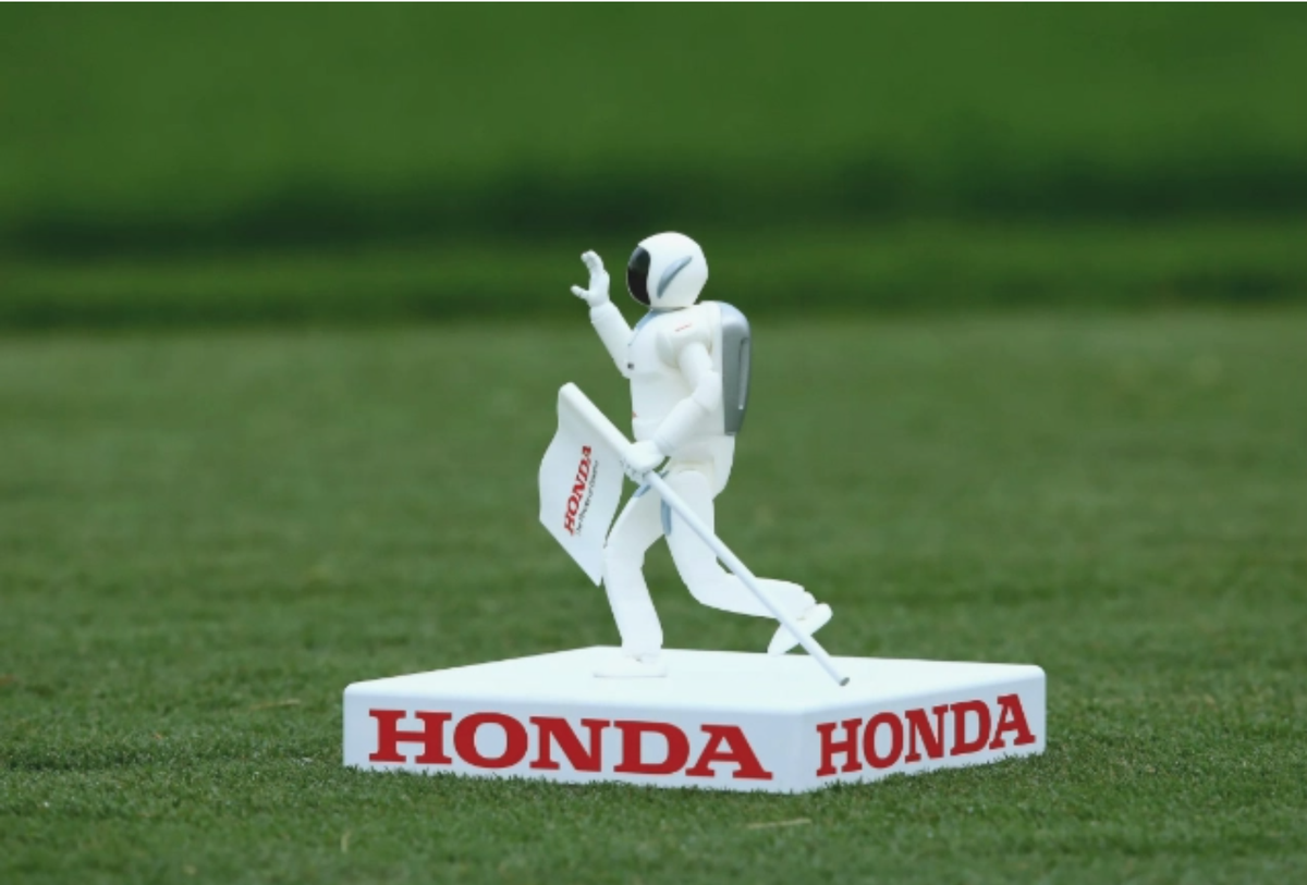 Hình ảnh Mr Spaceman vui nhộn này được ghi lại tại Honda Classic 2015 ở Florida, nơi có rất nhiều phi hành gia đã bay vào vũ trụ. Tuy nhiên, anh chàng nhỏ bé trên không phải là golfer – phi hành gia nổi tiếng nhất. Năm 1971, nhà du hành vũ trụ người Mỹ Alan Shepard khi đáp xuống mặt trăng đã cầm cây gật sắt 6 mà ông lén mang theo để trở thành người đầu tiên trong lịch sử chơi golf ở ngoài không gian.