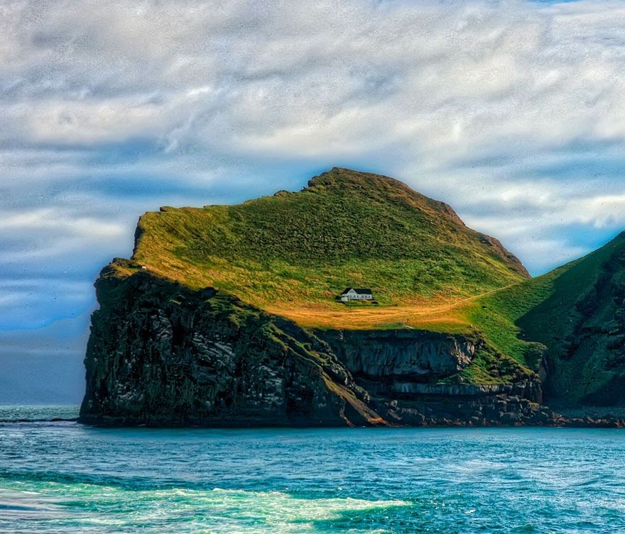 Tại một hòn đảo hoang sơ thuộc quần đảo Vestmannaejar ngoài khơi Iceland, nhiều năm nay đã tồn tại một căn nhà trắng trên sườn đồi xanh ngắt.