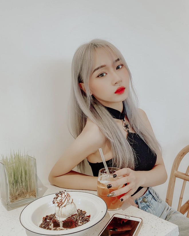 Lacey Bibi được biết đến là hot girl MXH thường xuyên xuất hiện trên YouTube và TikTok với những video clip thử thách "trai lạ" đầy táo bạo, thu hút hàng triệu lượt xem.