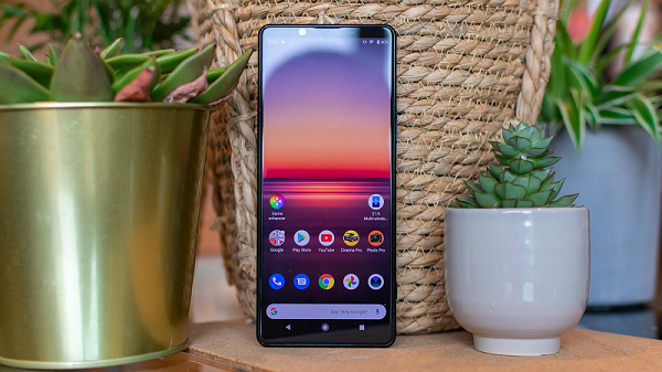 Xperia 1 III sẽ sở hữu vi xử lý Snapdragon 888 kết hợp với 8 GB RAM, 256 GB bộ nhớ trong. Cùng với đó, thiết bị cũng được hỗ trợ kết nối 5G hiện đại. Máy có có thiết kế mới và thiết lập 3 camera sau.