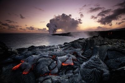 Vườn quốc gia  núi lửa, Hawaii với núi lửa Kilauea được cho rằng đã ngừng phun trào từ tháng 5/2021, tuy nhiên trước đó khách du lịch có thể quan sát dung nham nóng chảy ở đây. Nguồn Art Wolfe/Getty Images