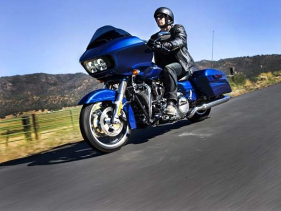  Road Glide Special: Xe tận dụng lợi thế tối ưu của hệ thống thông gió được gắn ở phần khung nhằm làm giảm lực cản cho đầu xe và sở hữu bộ đèn LED kép ấn tượng. Hệ thống treo mới, phanh Reflex System và ABS kết hợp cũng là yếu tố khiến chiếc mô tô này nổi bật hơn.    