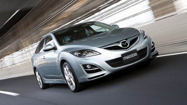 Đầu năm nay, hãng Mazda phải triệu hồi Mazda 6 sản xuất năm 2013 để khắc phục bình nhiên liệu. Sở dĩ chiếc xe phải chịu số phận hẩm hiu là do giống nhện vàng bị thu hút bởi khí Hydrocarbon trong ống thông khí. Chúng bắt đầu tập trung và giăng mạng gây áp lực lên bình nhiên liệu.