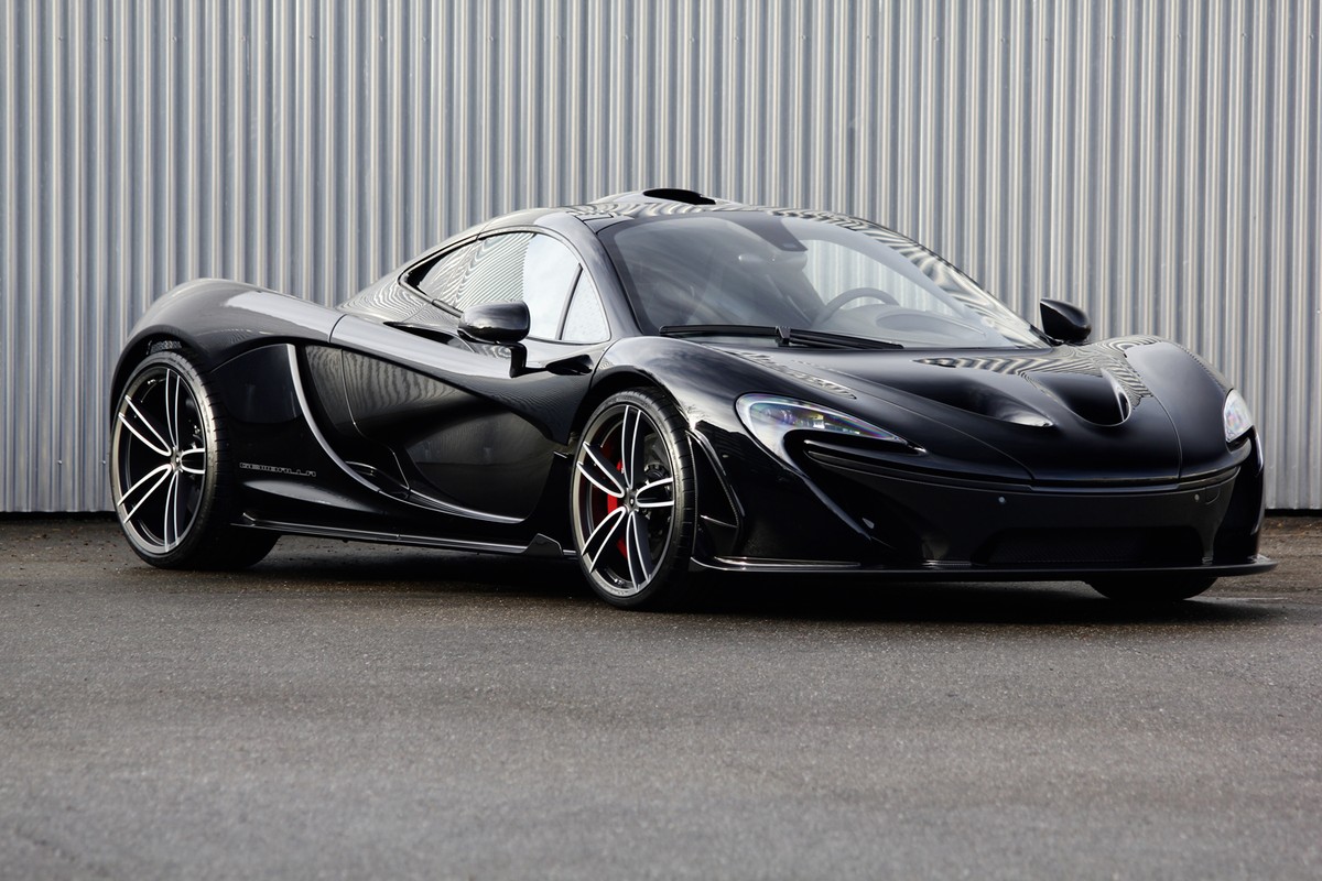 Được mệnh danh là một trong những siêu xe đắt và nhanh nhất thế giới, McLaren P1 vốn được thiết kế với gam màu đen chủ đạo đầy mạnh mẽ.