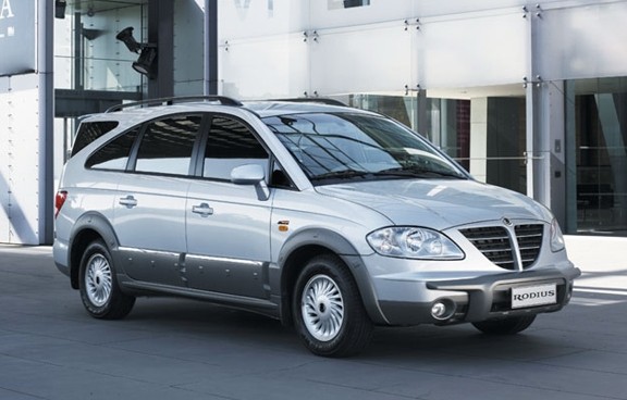 1. SsangYong Rodius đứng đầu danh sách bởi chiếc xe này sở hữu hàng loạt chi tiết vô lý ngay từ diện mạo bên ngoài. Đến mức, có khách hàng đã ví chiếc xe này chẳng khác gì một chiếc xe tang.