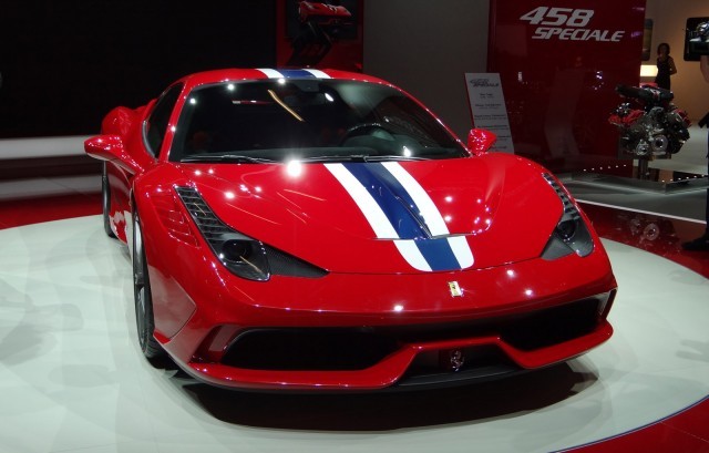 1. Ferrari 458 Speciale có khả năng hoàn thành một vòng đường đua Fiorano nổi tiếng trong thời gian 1 phút 23 giây nhờ trang bị động cơ V8, dung tích 4.5L với công suất khủng 597 mã lực.