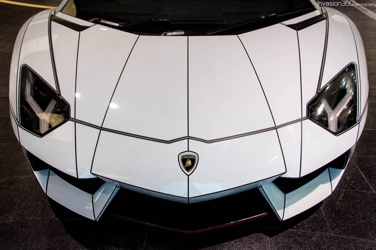 Vốn nổi tiếng với 2 phiên bản "Tron" Lamborghini Aventador cam và tím từng "gây sốt" các đường phố của London (Anh) trong mùa hè năm 2013, nhãn hiệu Tron đến nay đã trở nên quen thuộc đối với các tay chơi xe muốn tìm kiếm những "sự tinh tế bừng sáng trong màn đêm".