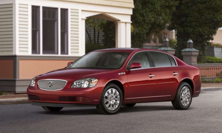 2011 Buick Lucerne mặc dù không được đánh giá cao về vẻ bề ngoài nhưng lại khiến các tay lái cực kỳ yên tâm khi đồng hành. Được trang bị bộ động cơ V8 dung tích 4.6L vốn nổi danh với các dòng Cadillac, Lucerne còn sở hữu một hệ thống treo Corvette quá đẳng cấp và an toàn.