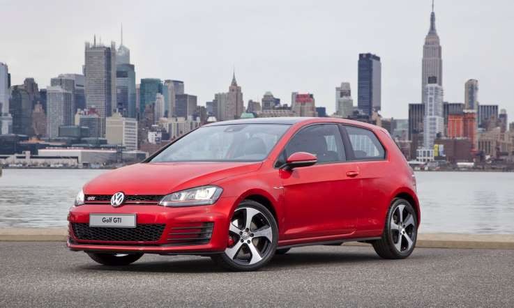 Volkswagen GTI 2015 được coi là con cưng của rất nhiều tạp chí ô tô kể từ khi mới ra đời. Sở hữu bộ khung dày dặn phối hợp ăn khớp với động cơ mạnh mẽ cùng gói nội thất retro-fab là lí do đưa GTI lên vị trí dẫn đầu.