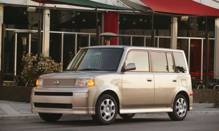 Scion XB (2004 - 2007) thuộc thế hệ đầu tiên dòng Scion của Toyota Nhật Bản. Được đánh giá là một trong những mẫu xe với không gian rộng rãi, đáng tin cậy và hiệu quả nhiên liệu với 27mpg trong thành phố và 32mpg đường cao tốc.