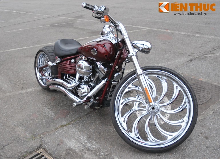 Khởi đầu là một chiếc  Harley-Davidson Softail Rocker C, chiếc xe đã được "độ" lại trong Thành phố Hồ Chí Minh.