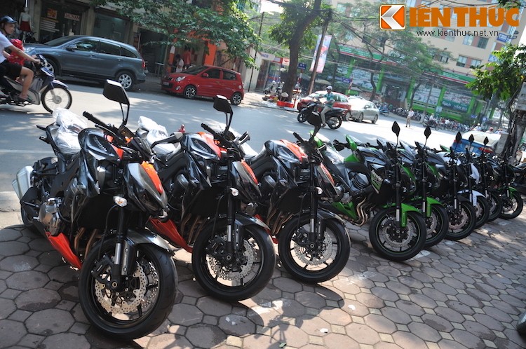  Cả dàn xe môtô Kawasaki Z1000 và Z800 này được một cửa hàng chuyên mua bán và sửa chữa xe môtô Phân khối lớn (Pkl) trên phố Lê Đại Hành, Hà Nội nhập khẩu về Việt Nam.