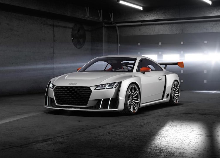 Ở bên ngoài,  Audi TT Clubsport turbo concept nổi bật và thể thao với bộ widebody như xe đua DTM, "nới rộng" thân xe ra thêm 14 cm.