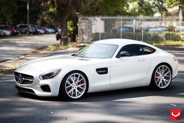 Trên chiếc AMG GT S này,  bộ mâm gốc 10 chấu của AMG bị loại bỏ.