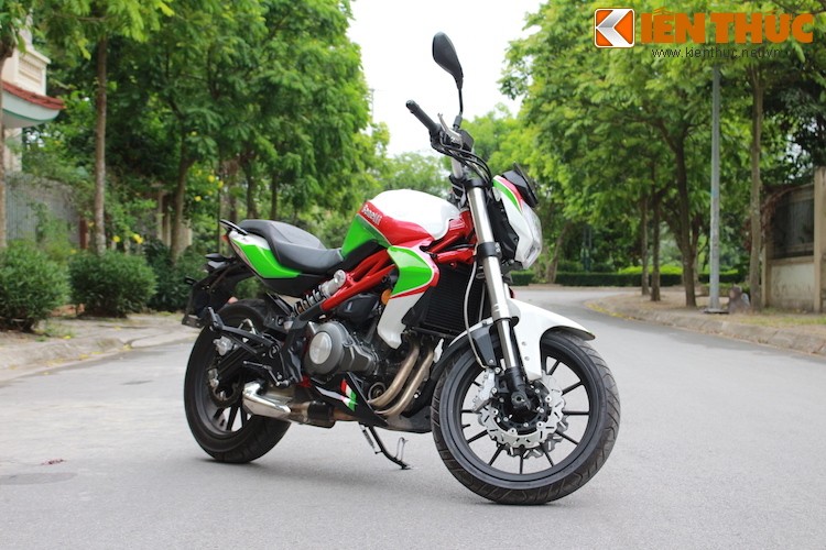 Bộ tem mới với 3 màu cờ Ý chạy từ trước ra sau xe, khiến cho Benelli BN302 trở nên hấp dẫn hơn.