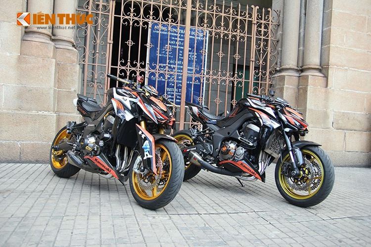 Cả  2 chiếc Kawasaki Z1000 phiên bản 2015 này đều được độ theo những phong cách giống nhau, tuy nhiên chiếc số 1 (trái) đã được chủ nhân đầu tư một cách bài bản.